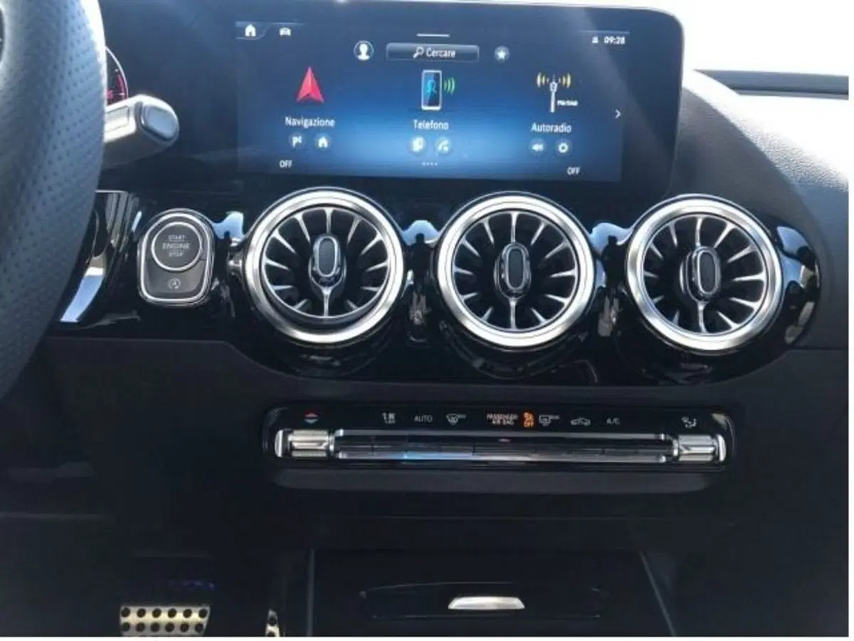 Mercedes-Benz GLA SUV nuova a Potenza (17)