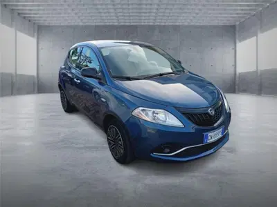 Lancia Ypsilon 1.0 FireFly 5 porte S&amp;S Hybrid Ecochic A. Ferretti del 2023 usata a Bari