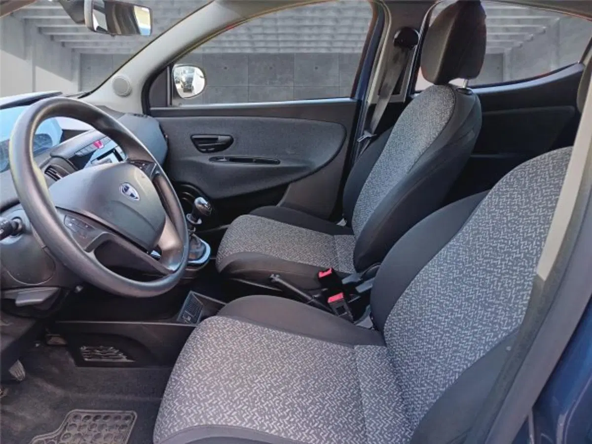 Lancia Ypsilon usata a Bari (11)