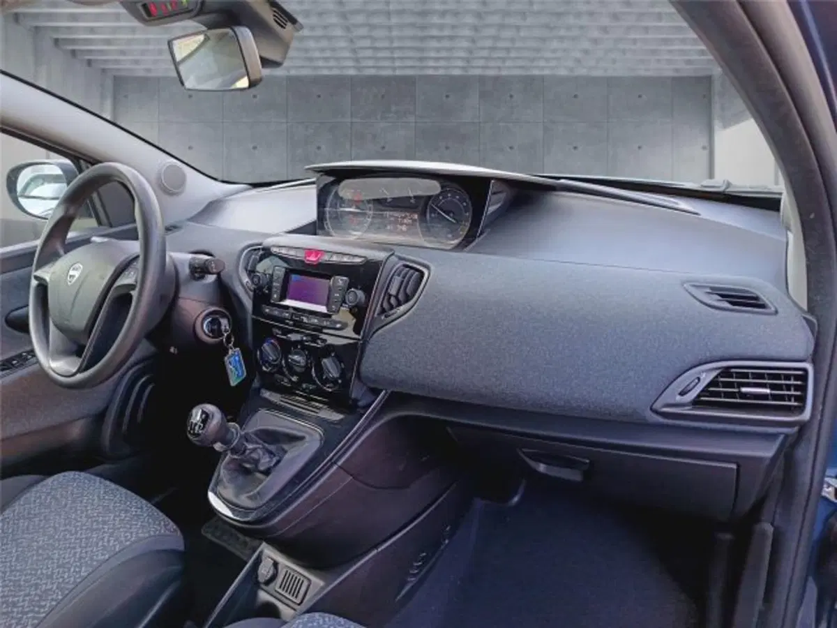 Lancia Ypsilon usata a Bari (12)