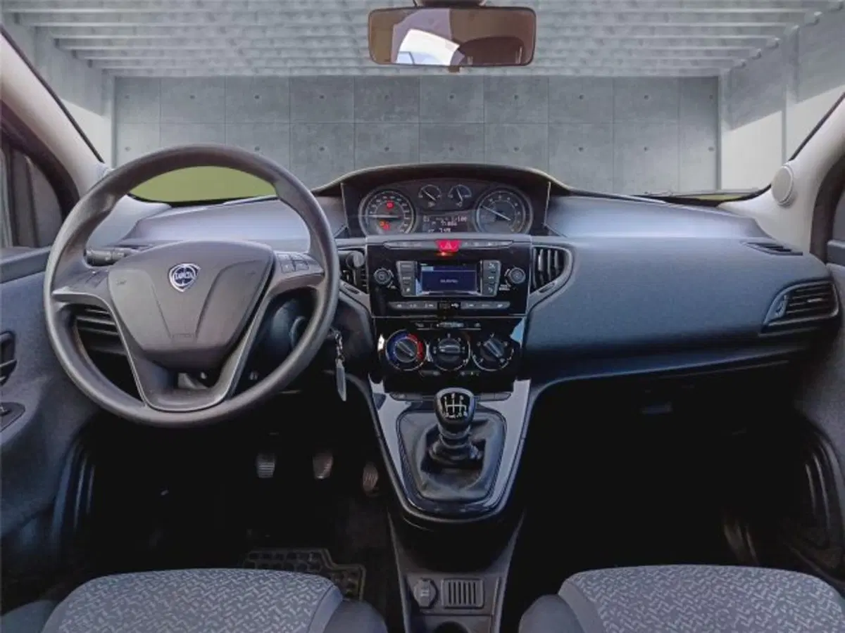 Lancia Ypsilon usata a Bari (13)