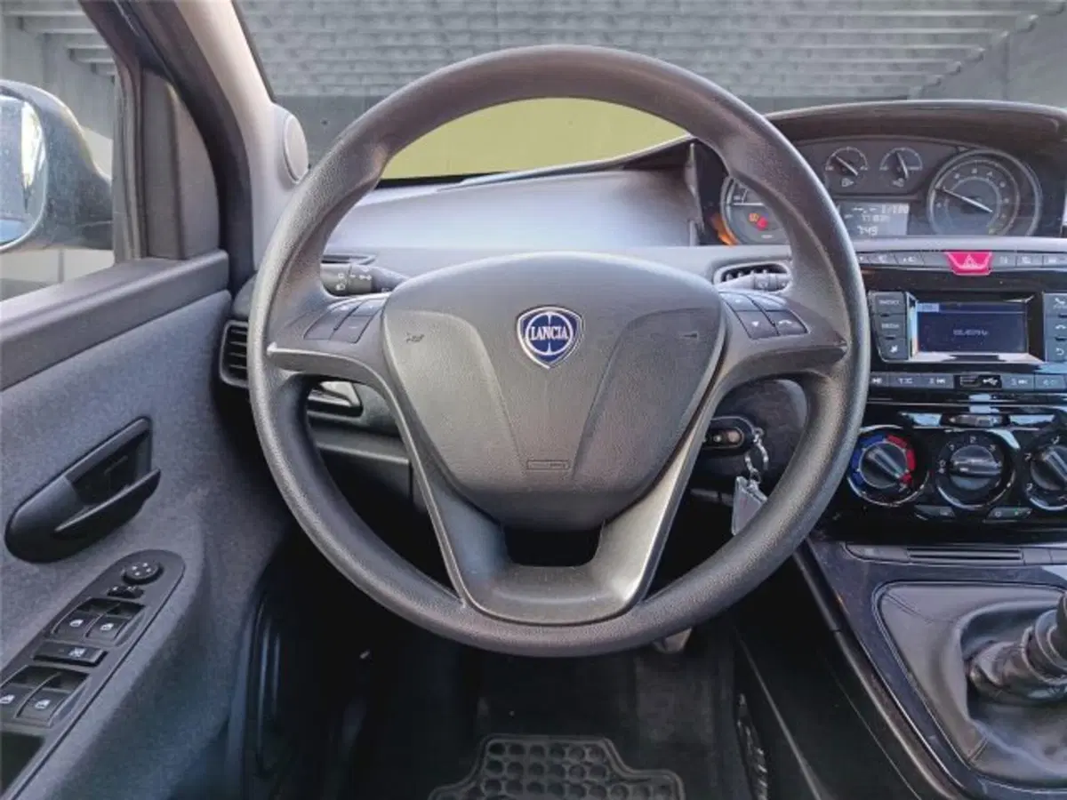Lancia Ypsilon usata a Bari (14)