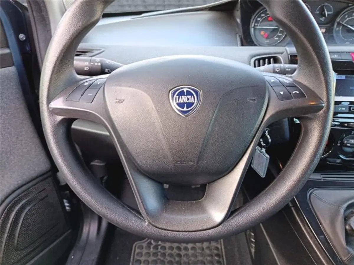 Lancia Ypsilon usata a Bari (15)