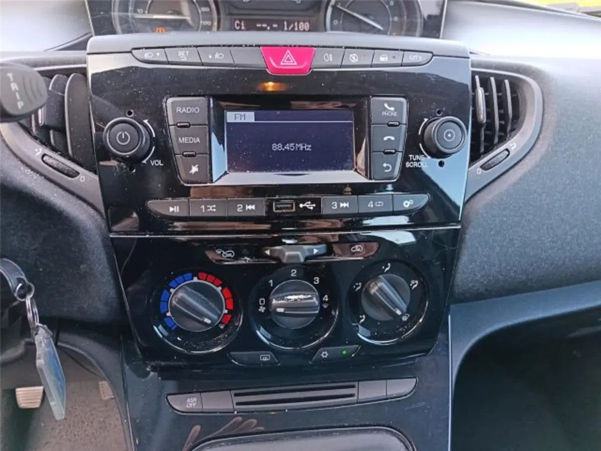 Lancia Ypsilon usata a Bari (17)