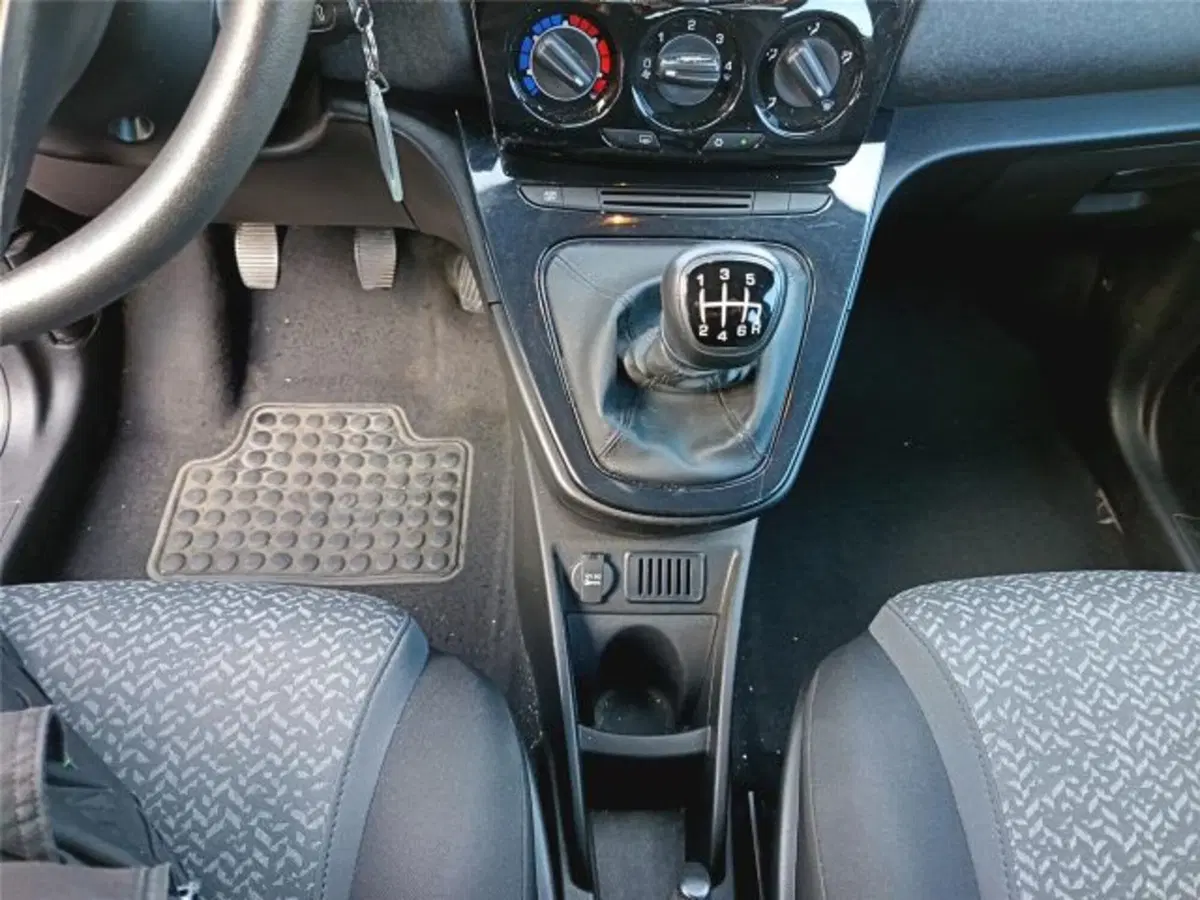 Lancia Ypsilon usata a Bari (18)