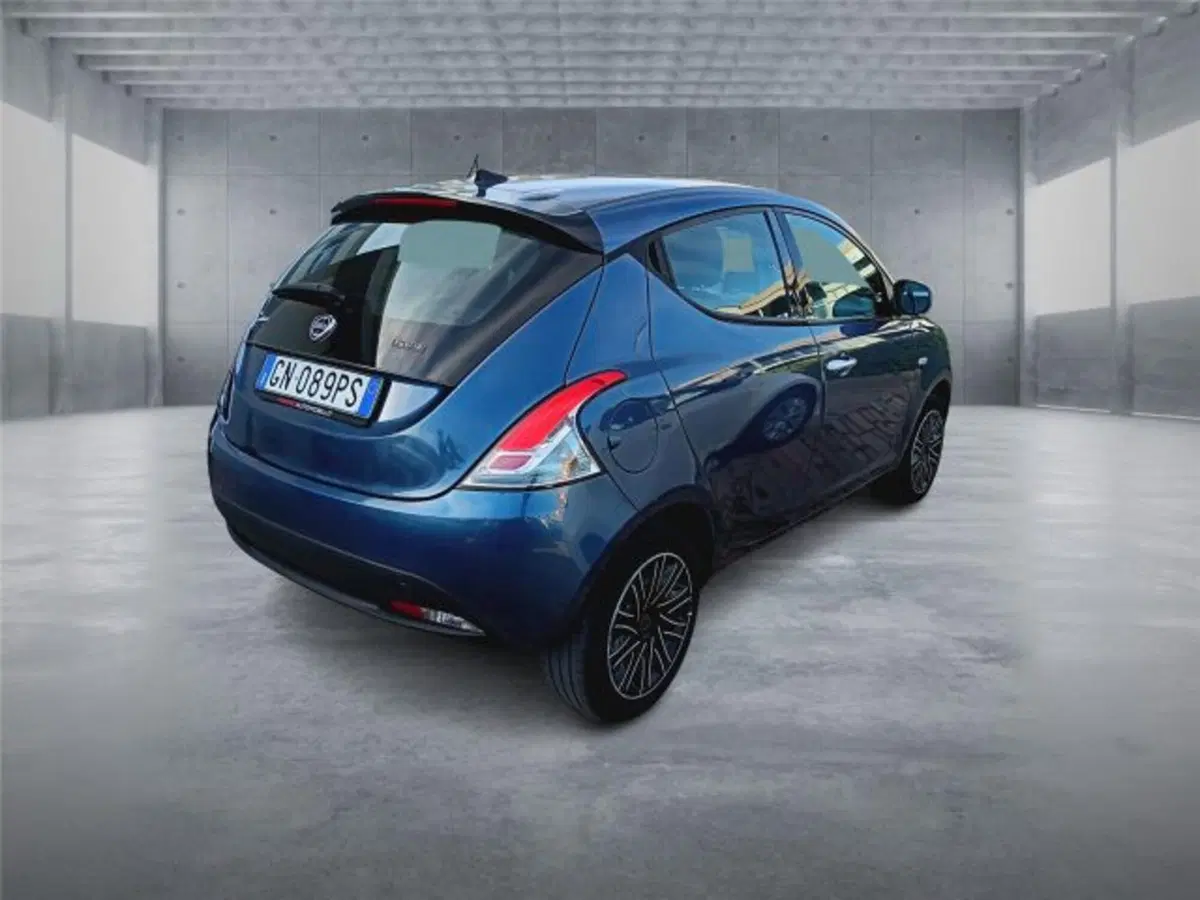 Lancia Ypsilon usata a Bari (6)