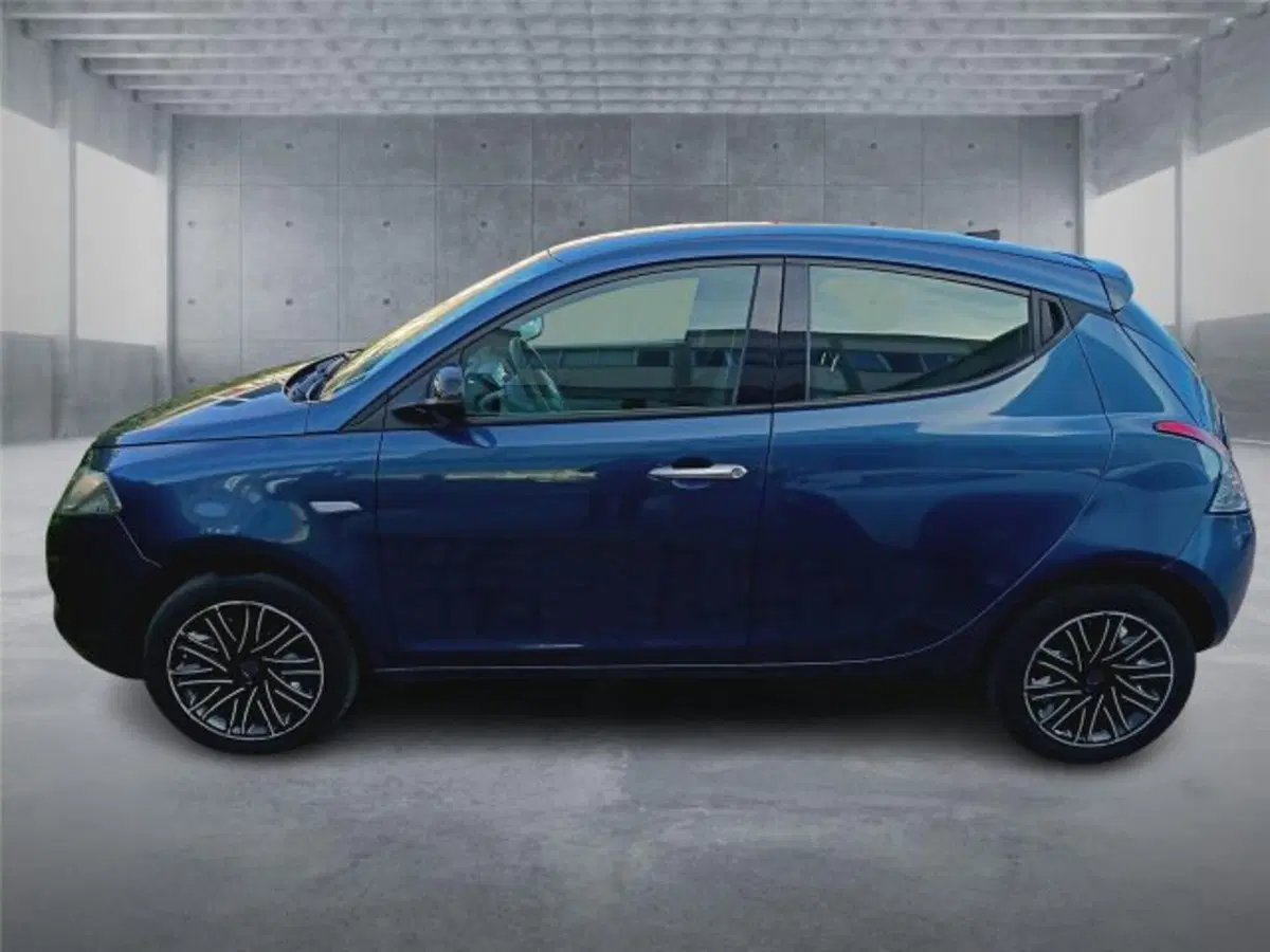 Lancia Ypsilon usata a Bari (7)