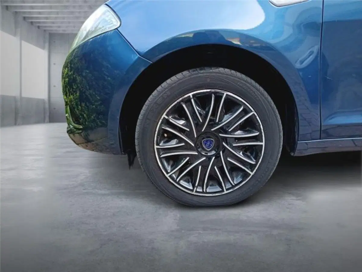 Lancia Ypsilon usata a Bari (8)