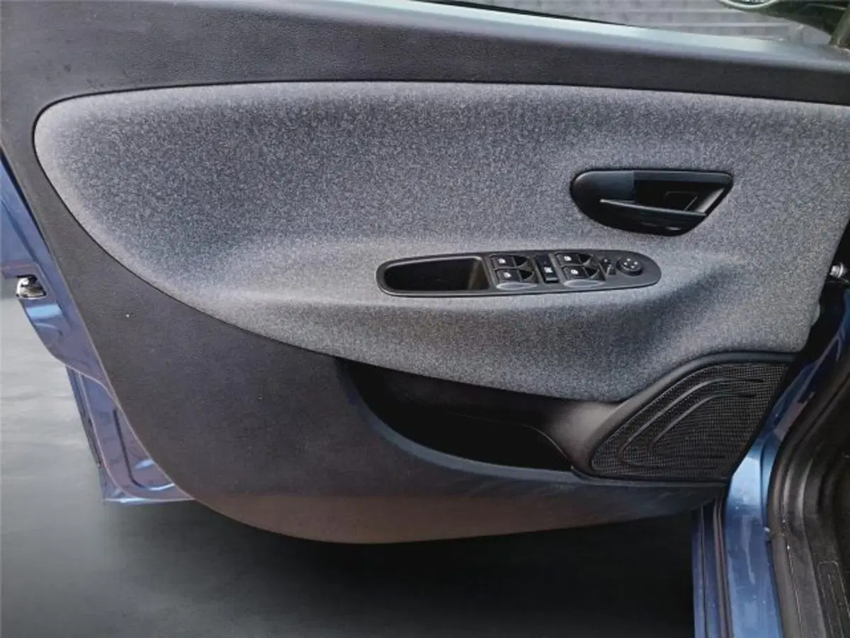 Lancia Ypsilon usata a Bari (9)