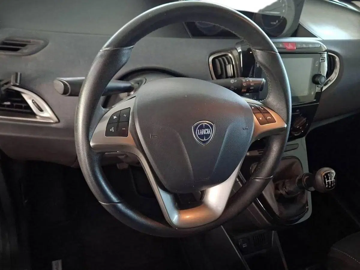 Lancia Ypsilon usata a Torino (10)