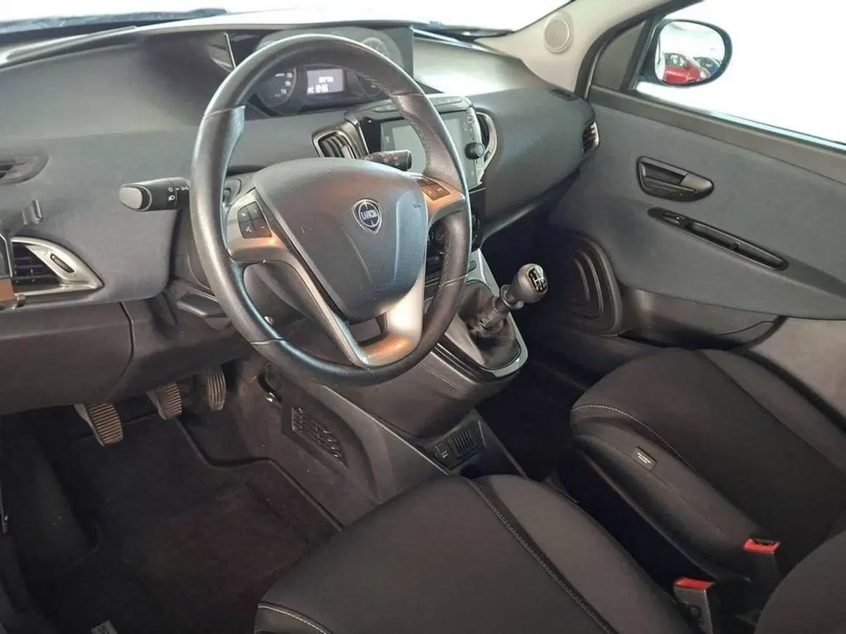 Lancia Ypsilon usata a Torino (9)