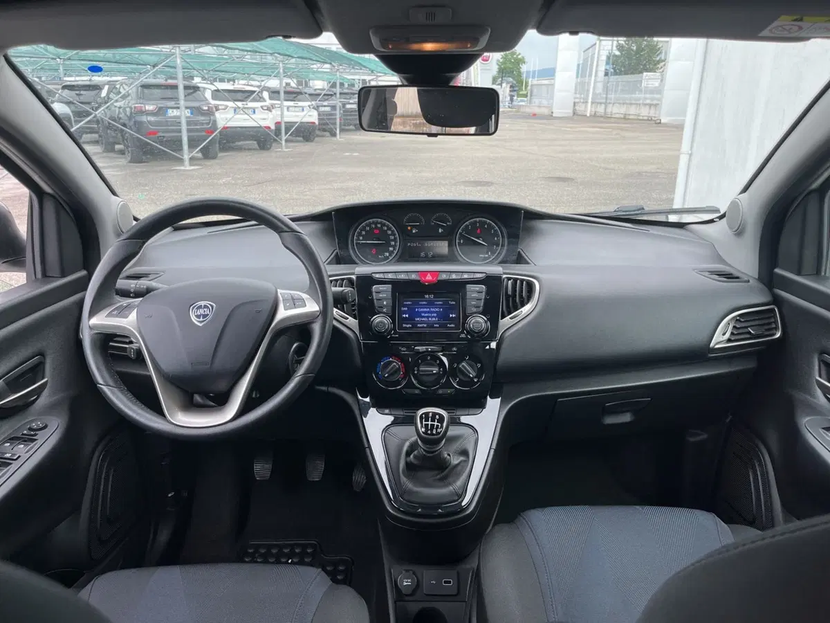 Lancia Ypsilon usata a Torino (10)