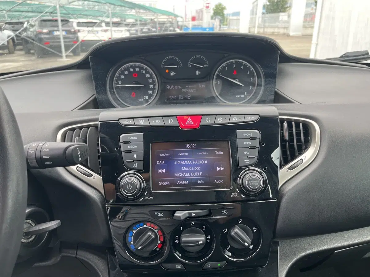 Lancia Ypsilon usata a Torino (13)