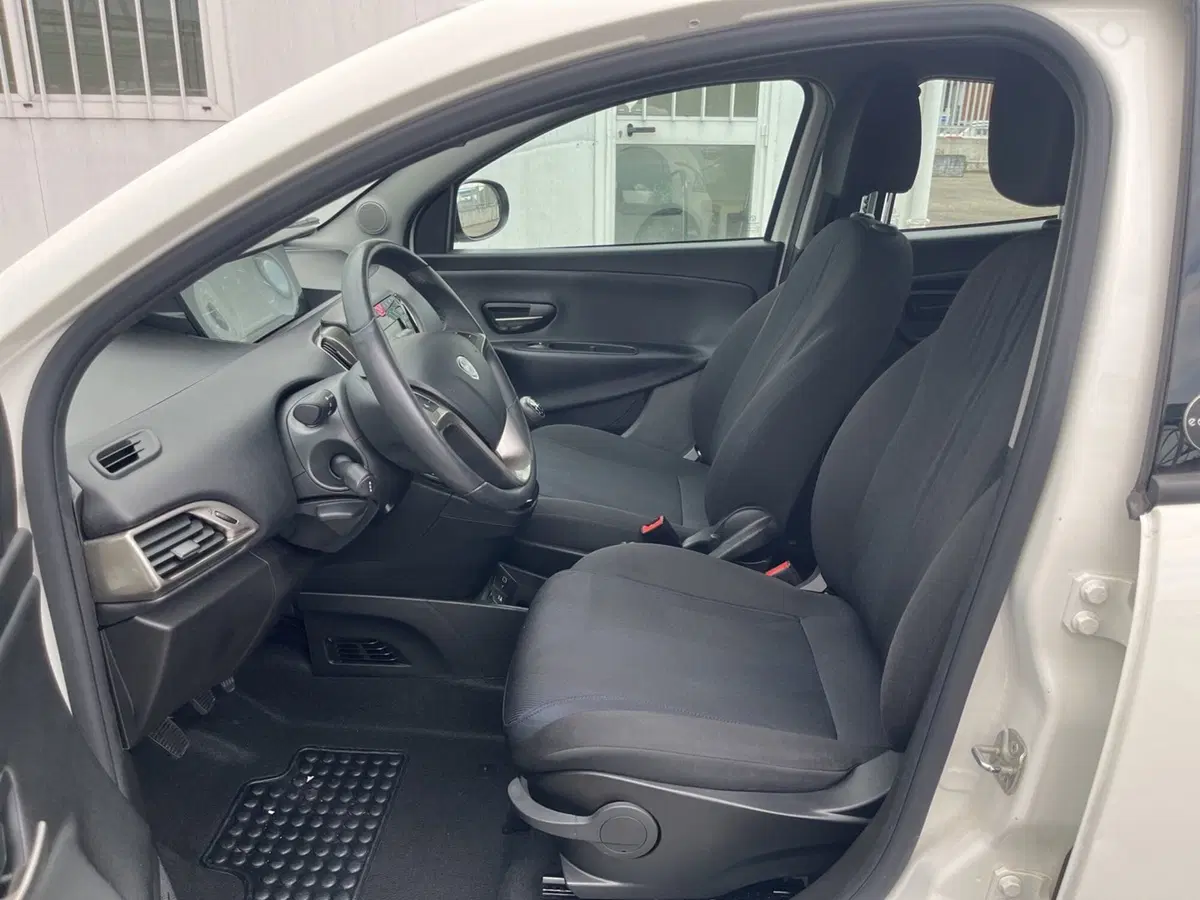 Lancia Ypsilon usata a Torino (9)