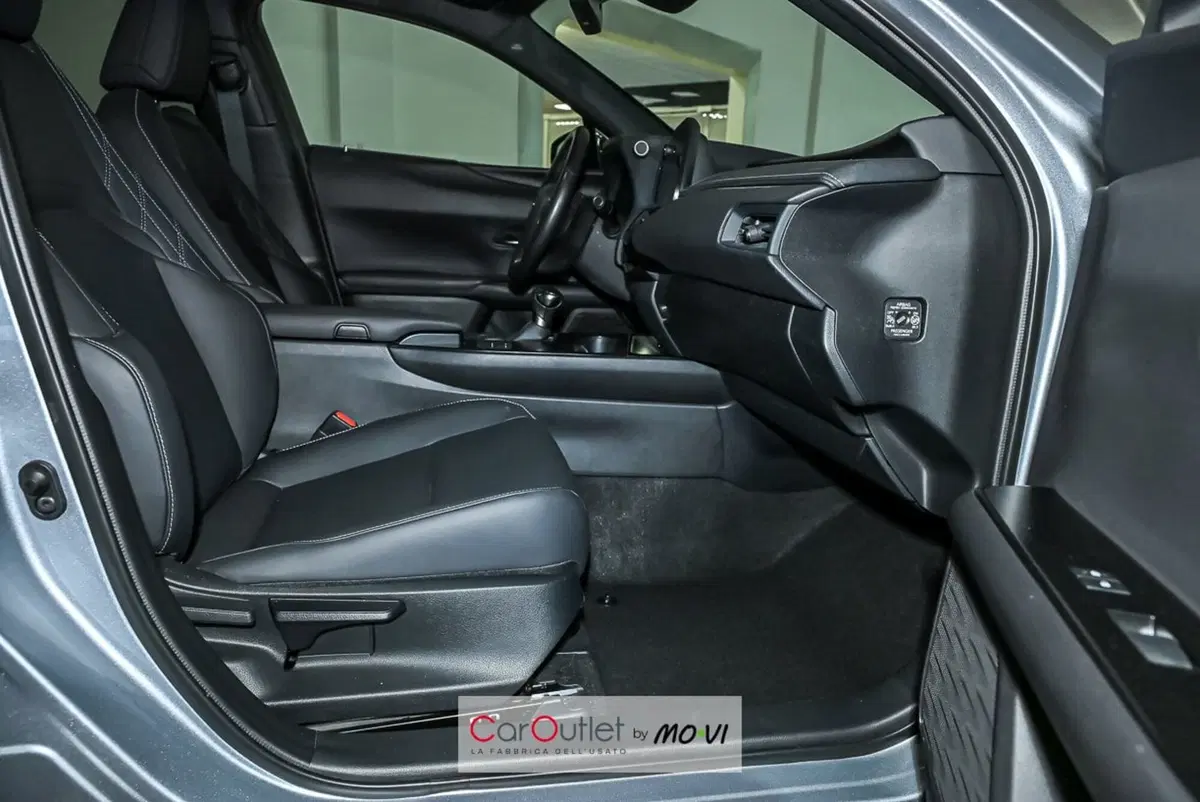 Lexus UX usata a Torino (9)