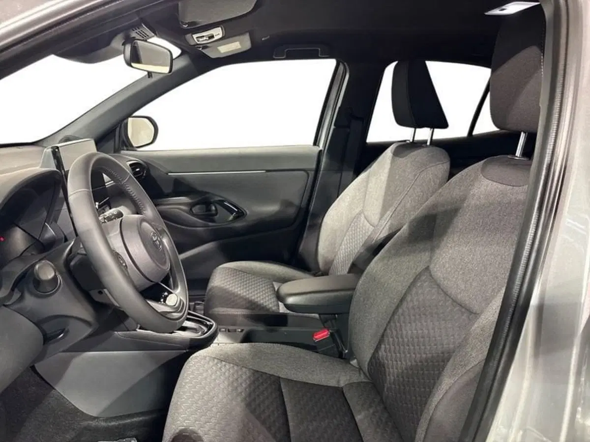 Toyota Yaris Cross nuova a Lecco (10)