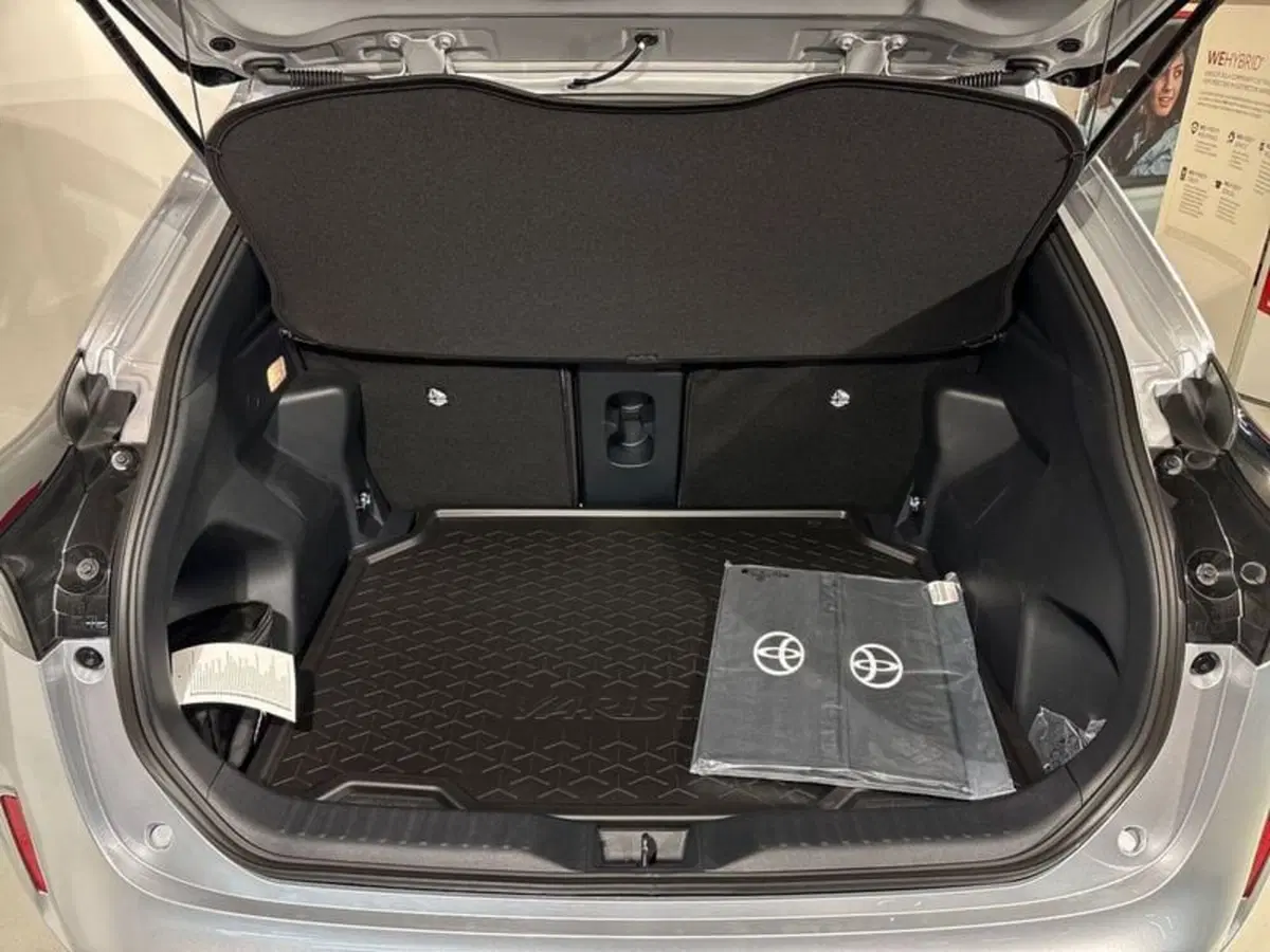 Toyota Yaris Cross nuova a Lecco (13)