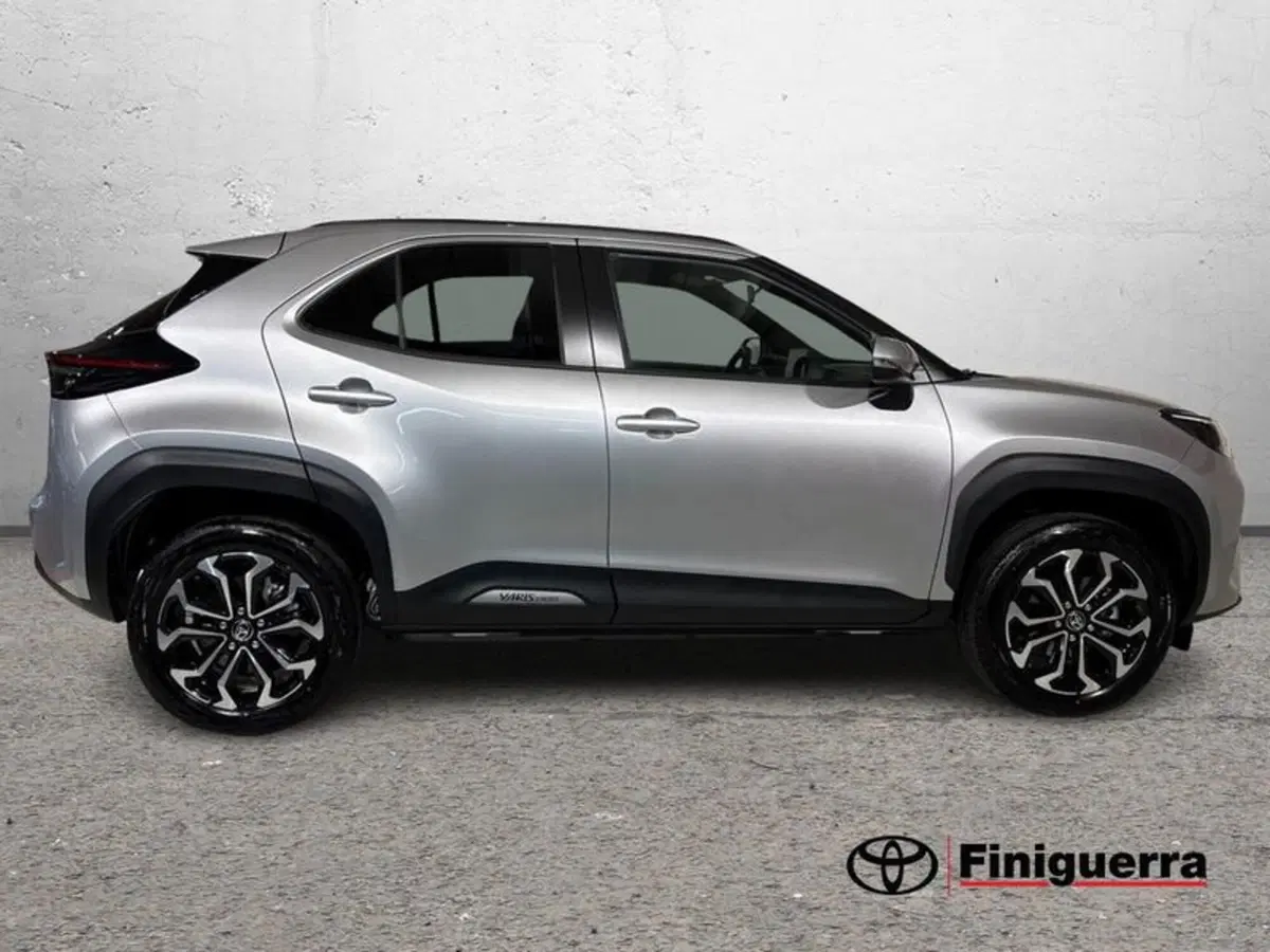 Toyota Yaris Cross nuova a Lecco (5)