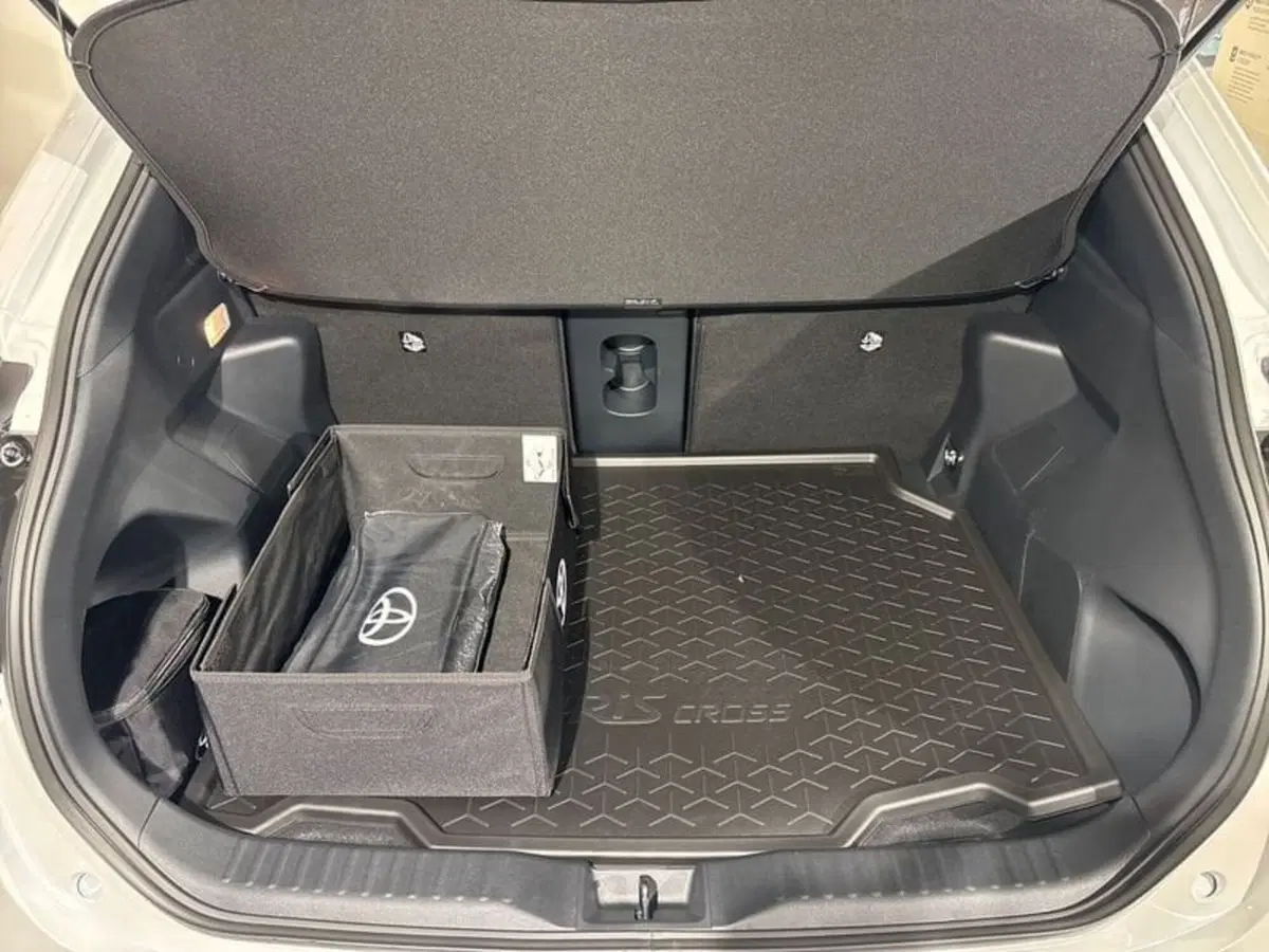 Toyota Yaris Cross nuova a Lecco (12)