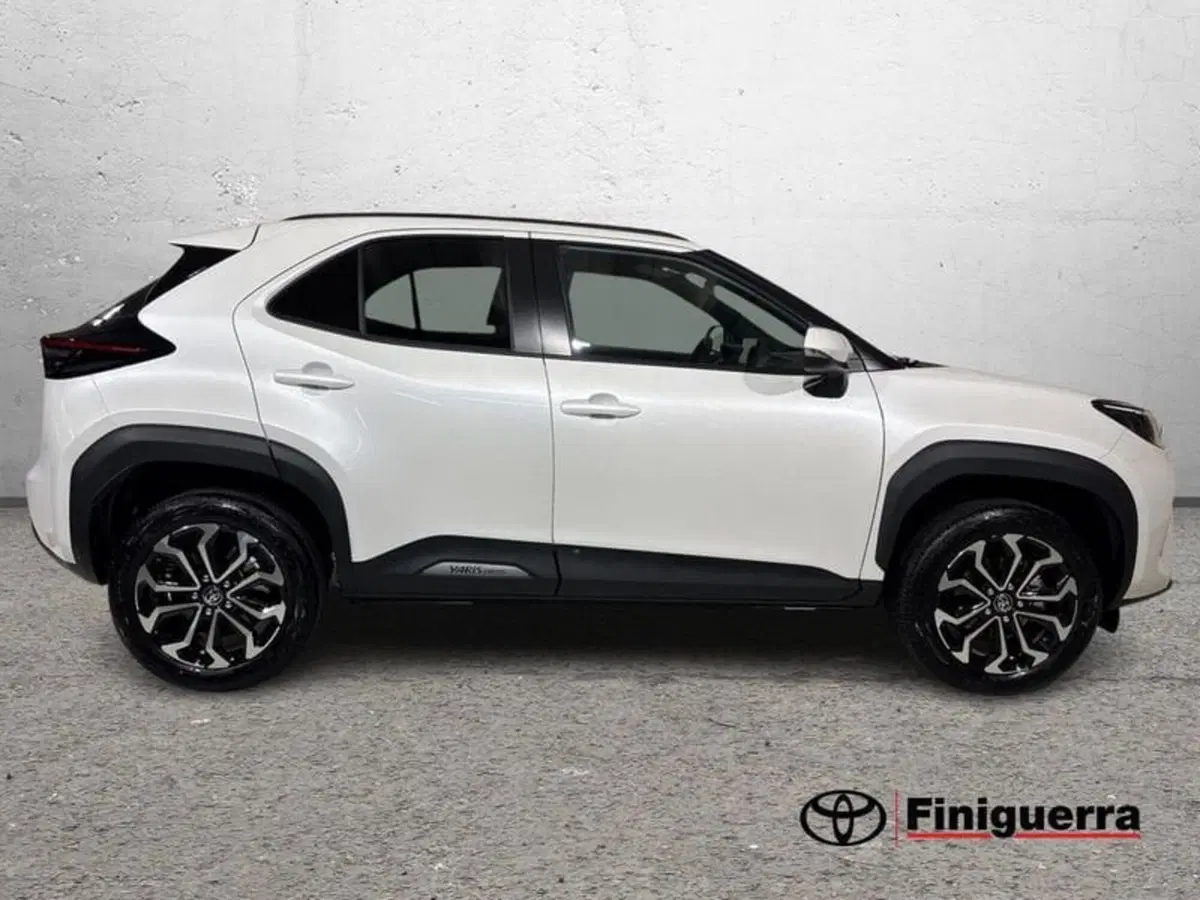 Toyota Yaris Cross nuova a Lecco (5)