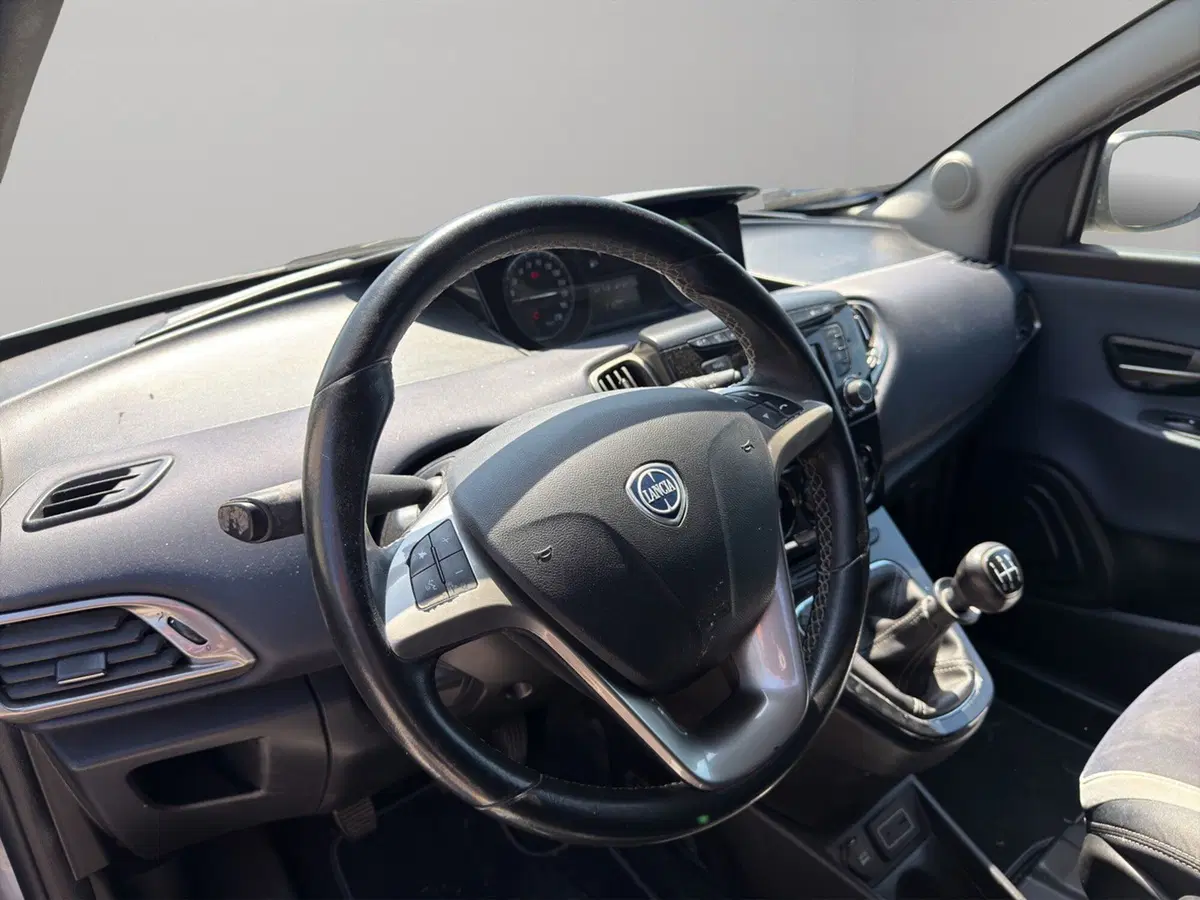 Lancia Ypsilon usata a Macerata (9)