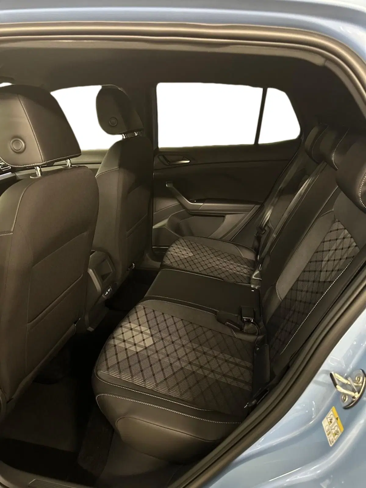 Volkswagen T-Cross nuova a Lecco (8)