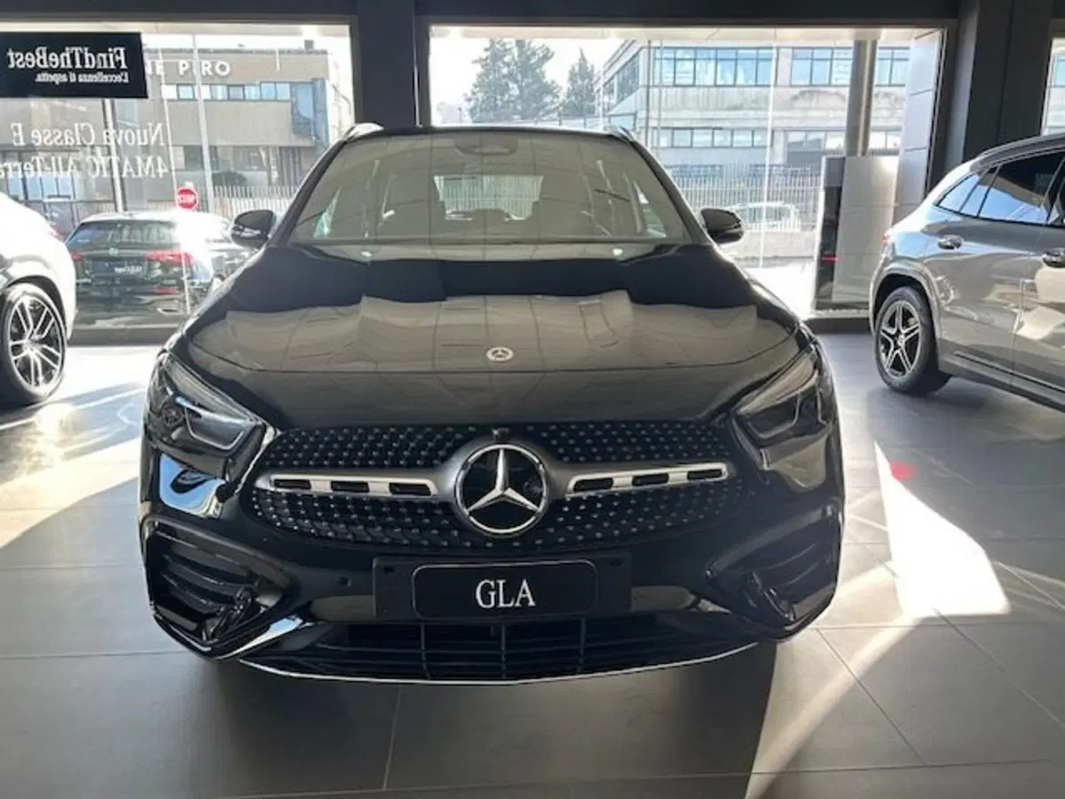 Mercedes-Benz GLA SUV nuova a Potenza (2)