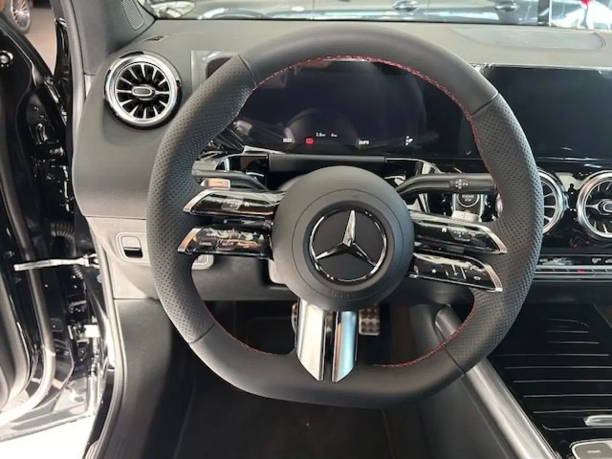 Mercedes-Benz GLA SUV nuova a Potenza (5)