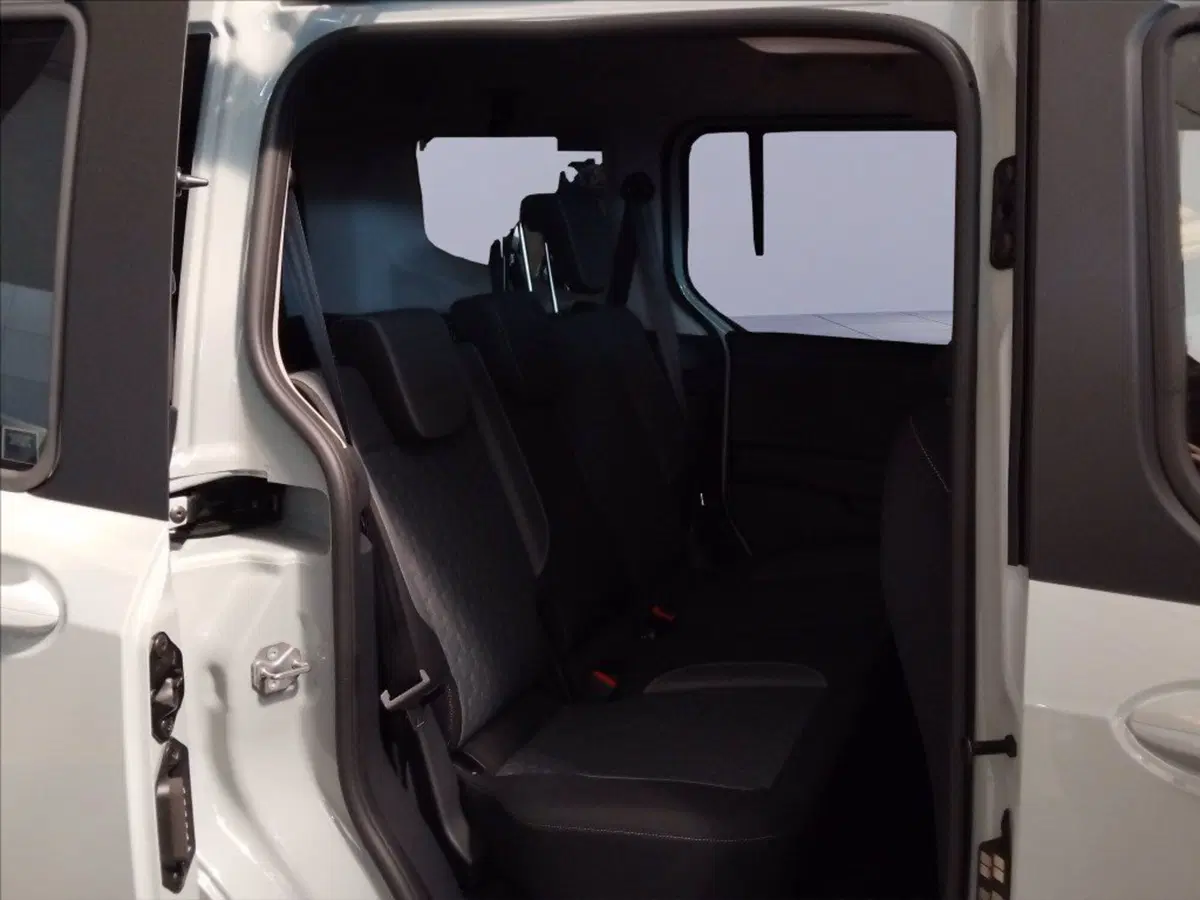Ford Tourneo Courier nuova a Milano (9)