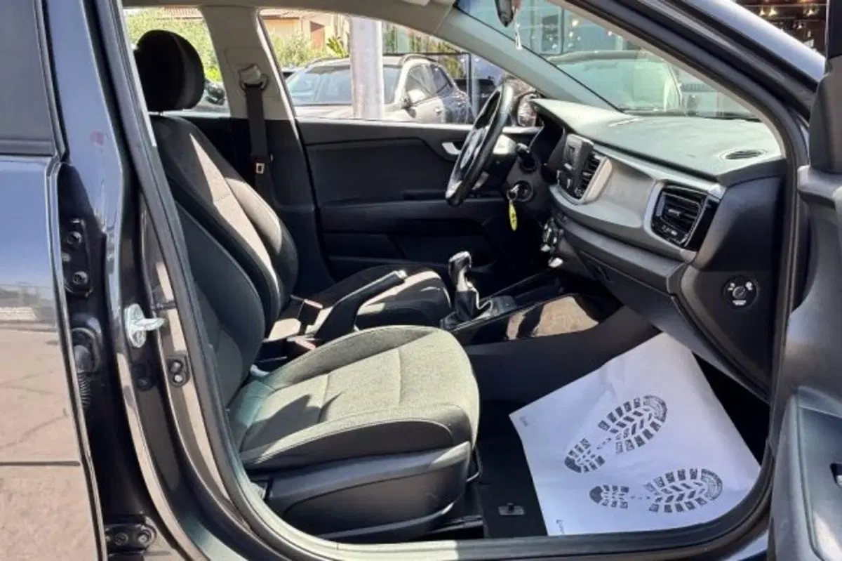Kia Rio usata a Latina (8)