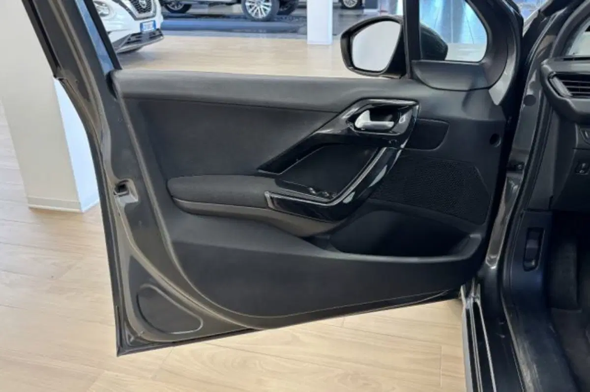 Peugeot 208 usata a Latina (12)
