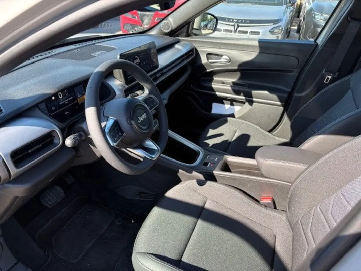 Jeep Avenger nuova a Macerata (12)