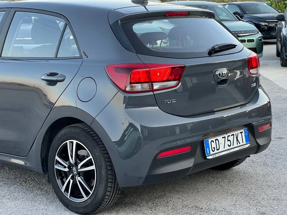 Kia Rio usata a Matera (12)