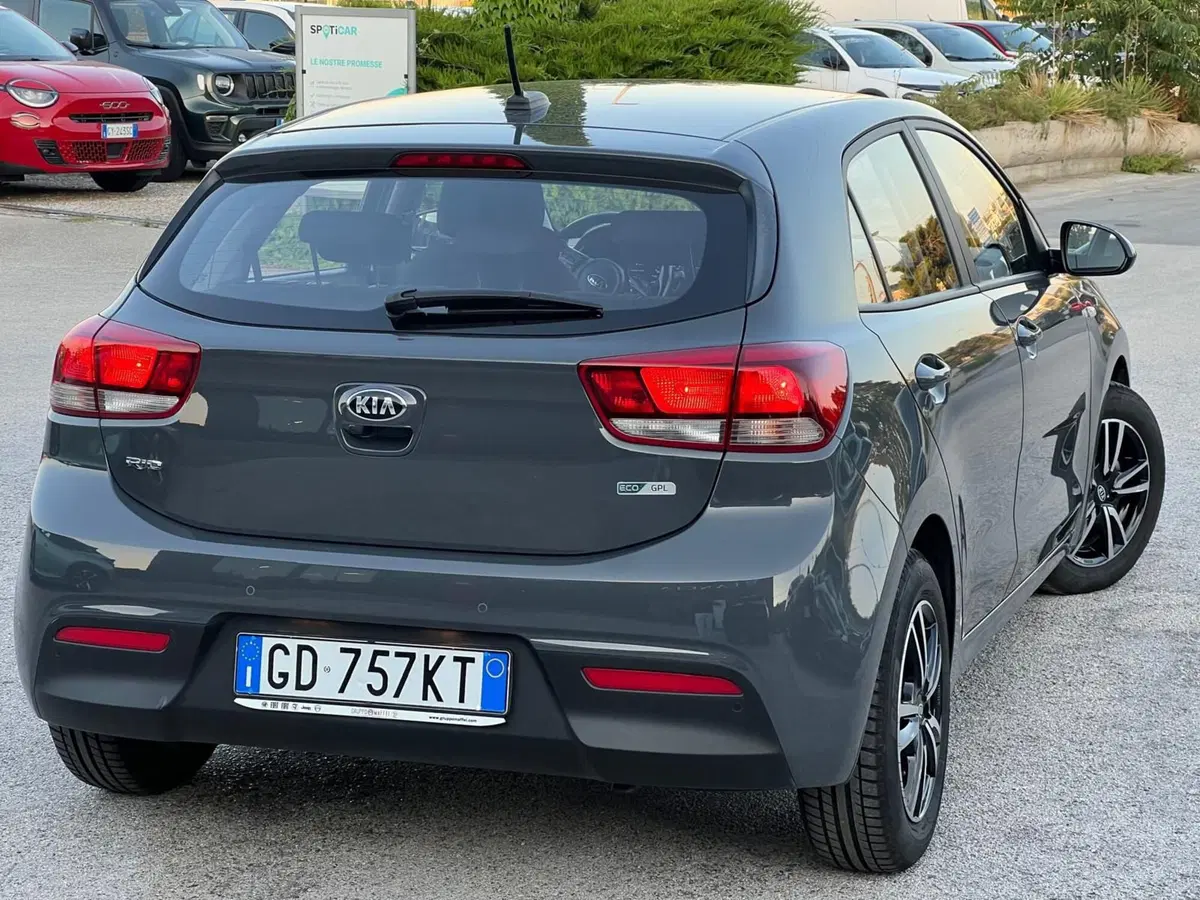 Kia Rio usata a Matera (6)