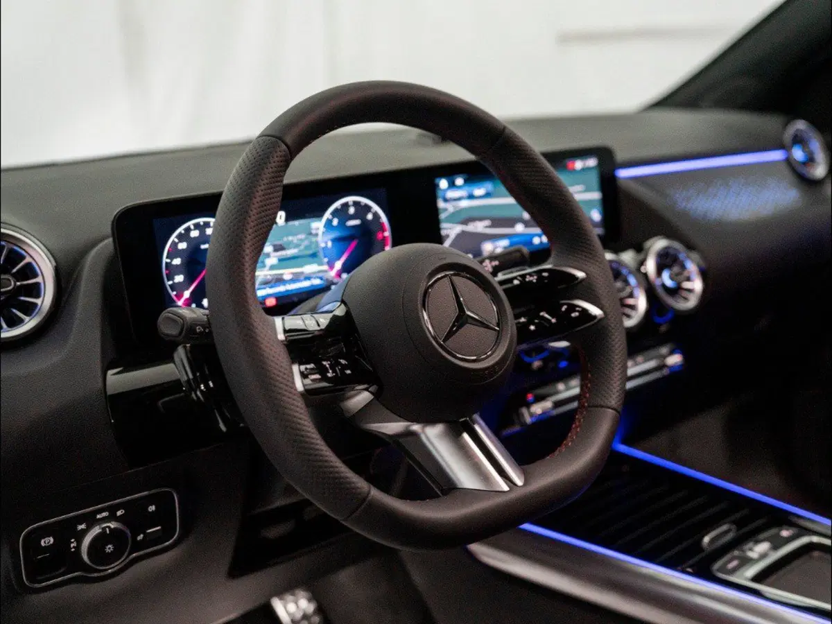 Mercedes-Benz GLA SUV nuova a Macerata (15)