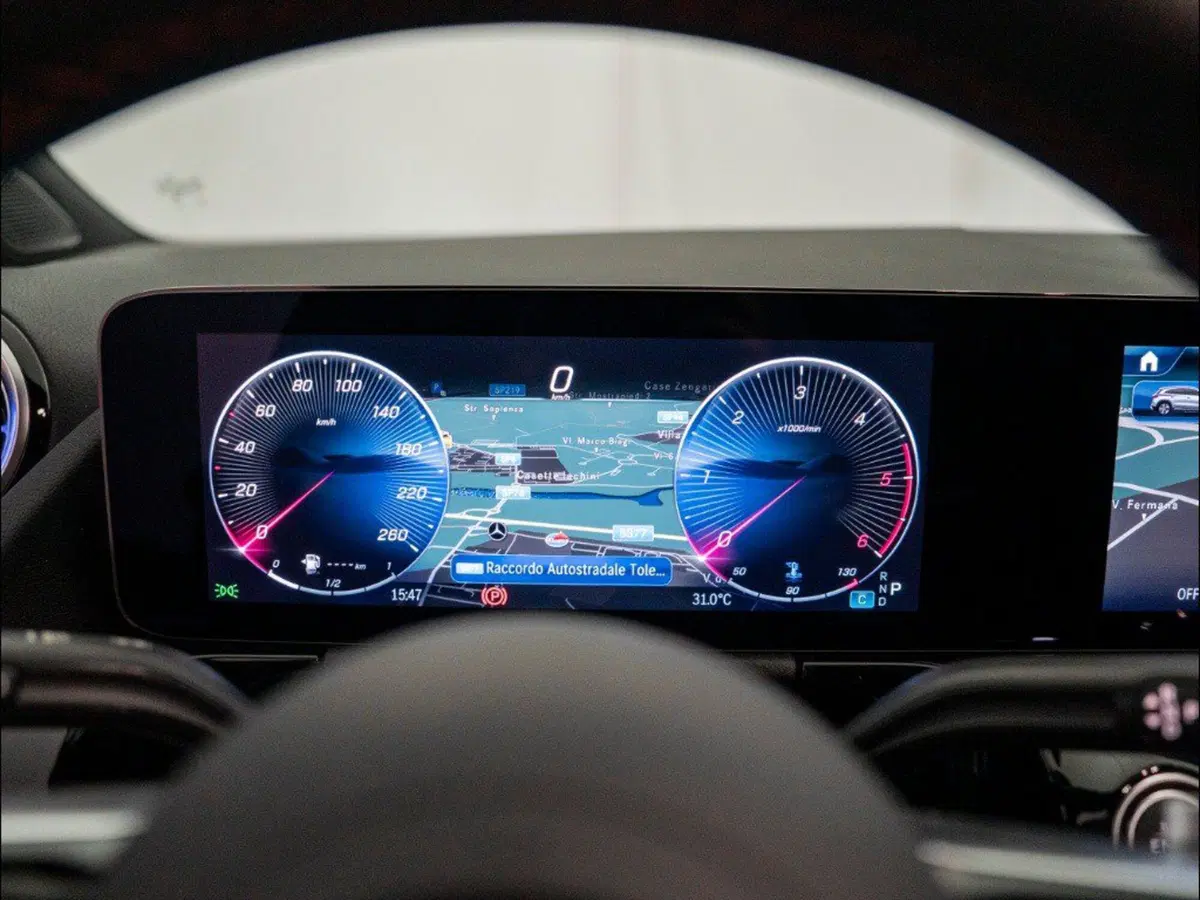 Mercedes-Benz GLA SUV nuova a Macerata (16)