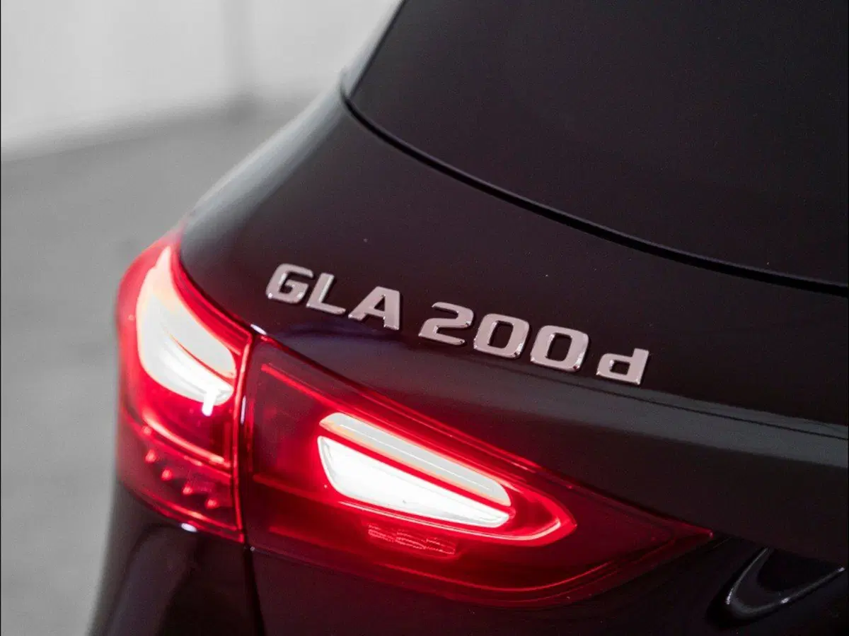 Mercedes-Benz GLA SUV nuova a Macerata (9)