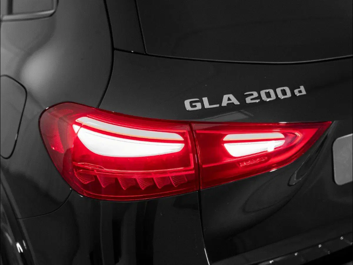 Mercedes-Benz GLA SUV nuova a Macerata (8)