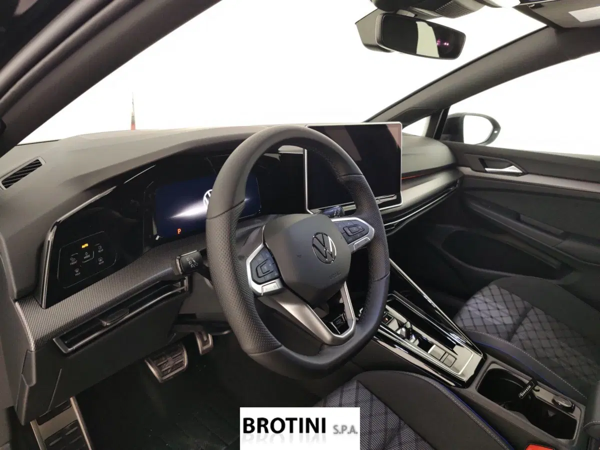 Volkswagen Golf nuova a Massa-Carrara (5)