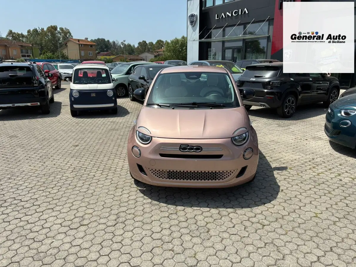 Fiat 500 nuova a Lucca (2)
