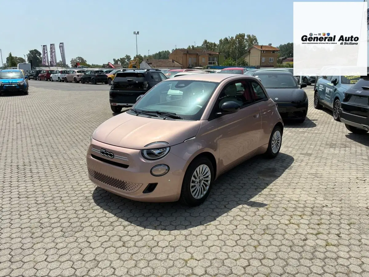 Fiat 500 nuova a Lucca (3)