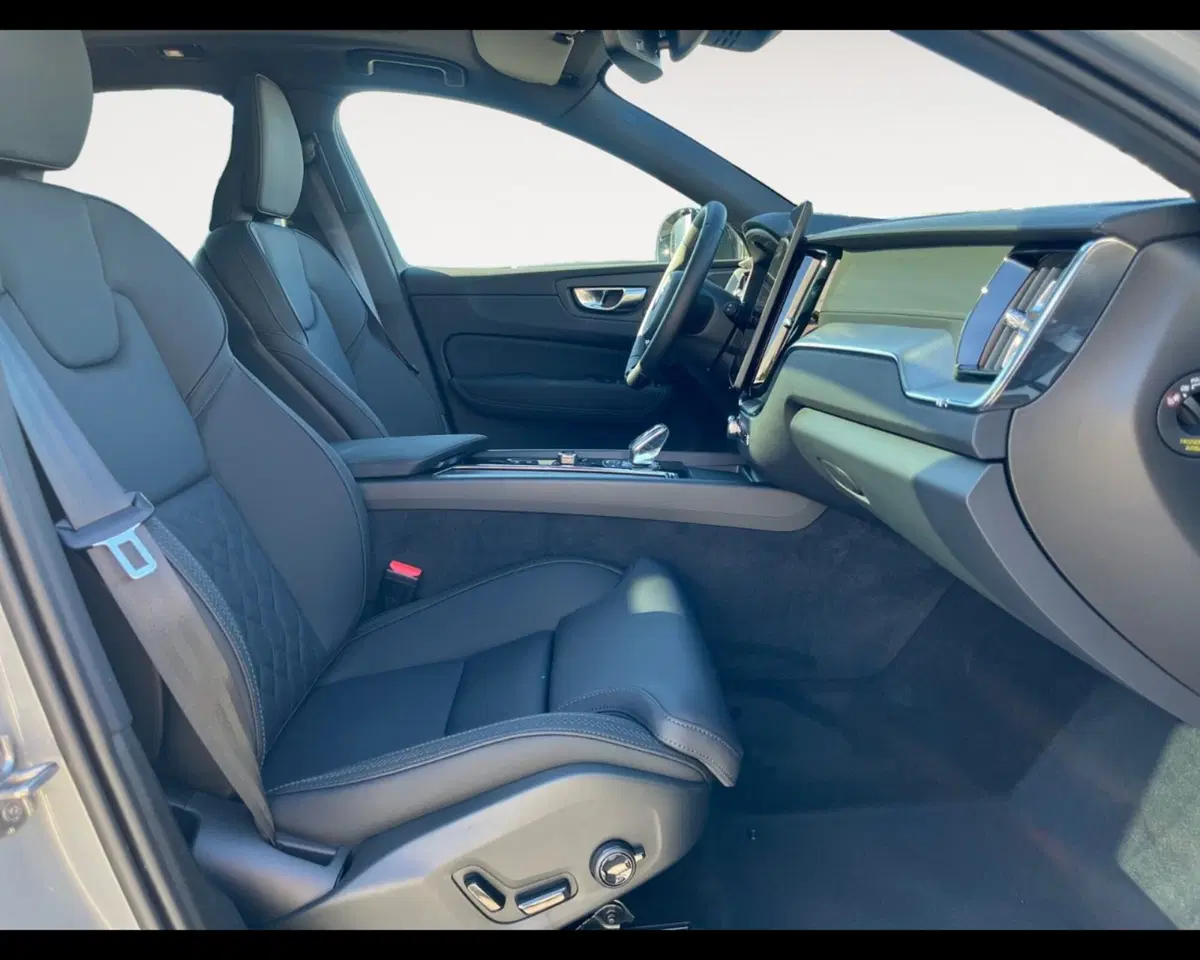Volvo XC60 nuova a Ravenna (12)