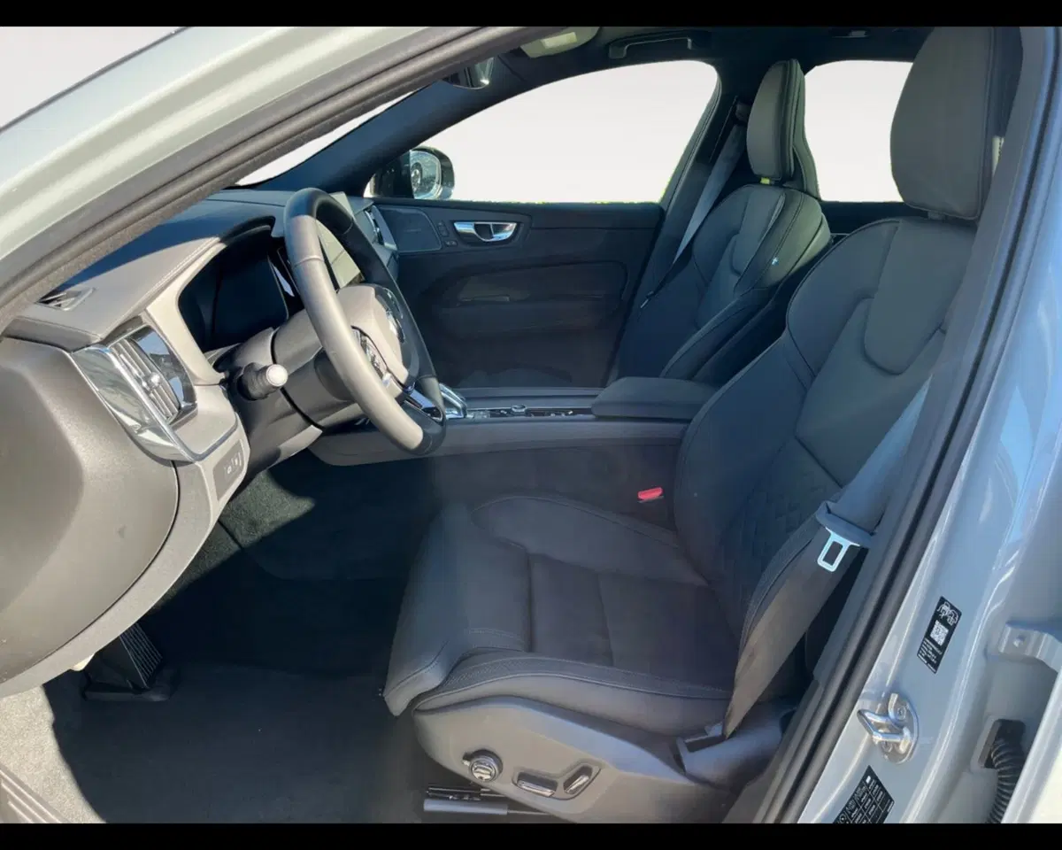Volvo XC60 nuova a Ravenna (9)