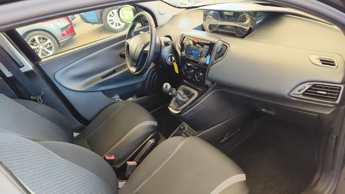Lancia Ypsilon usata a Firenze (11)