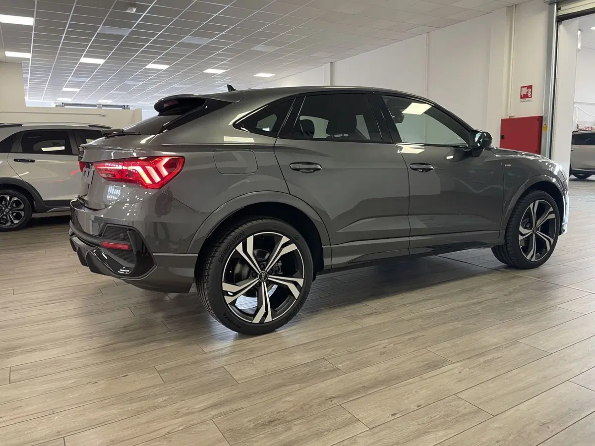 Audi Q3 Sportback nuova a Brescia (3)