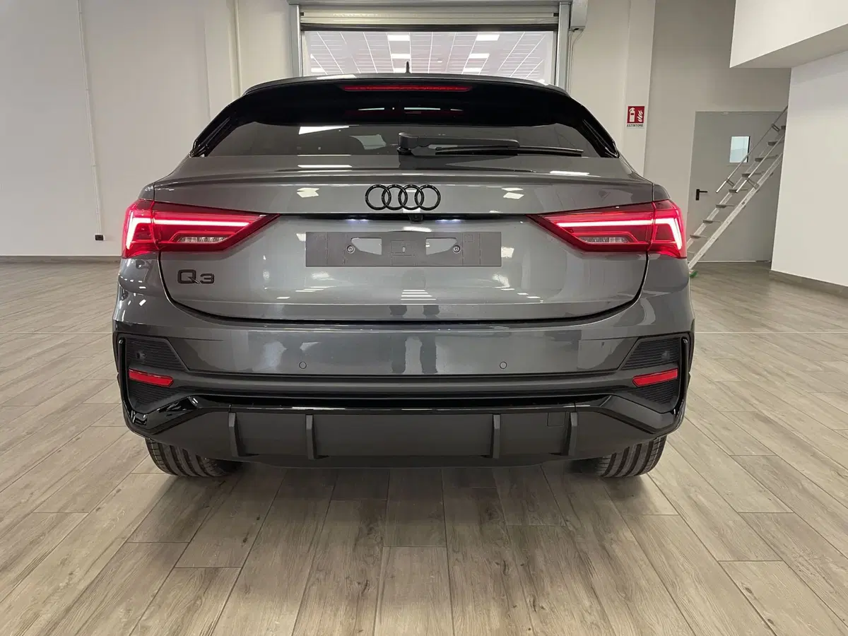 Audi Q3 Sportback nuova a Brescia (5)