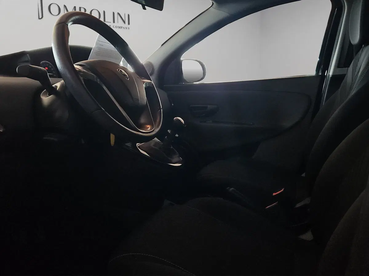 Lancia Ypsilon usata a Macerata (9)