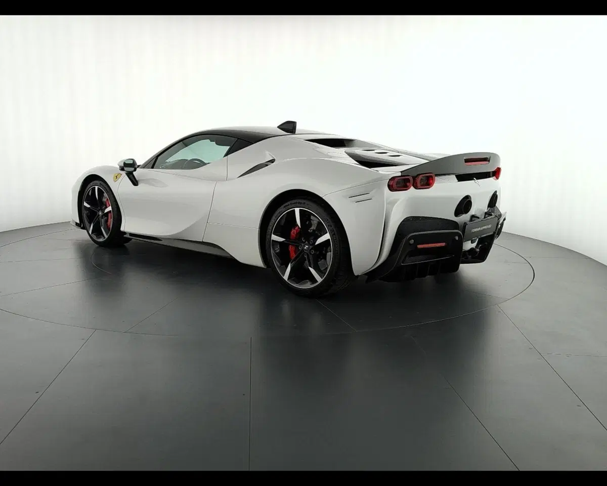 Ferrari SF90 Coupé usata a Verona (11)