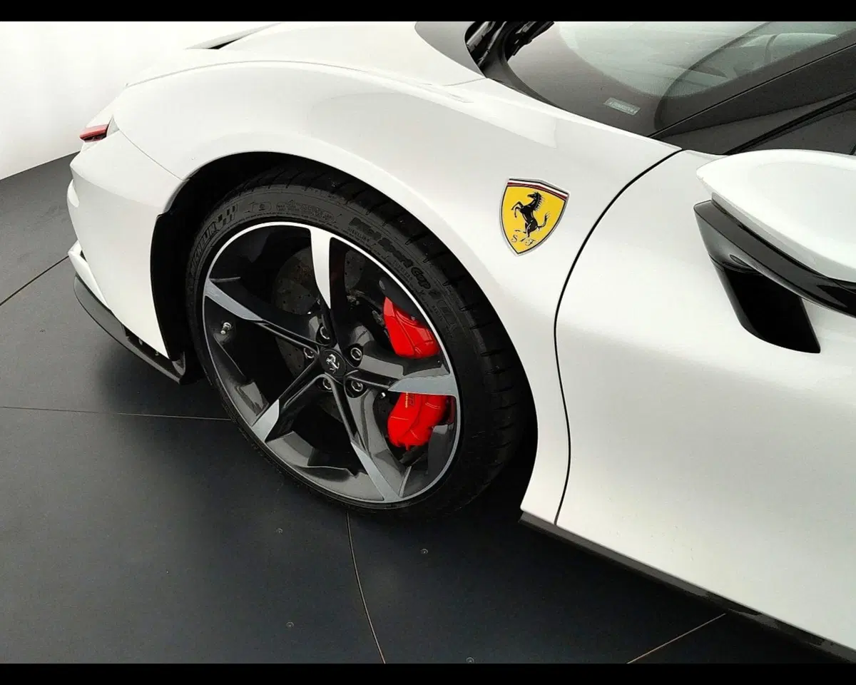 Ferrari SF90 Coupé usata a Verona (12)
