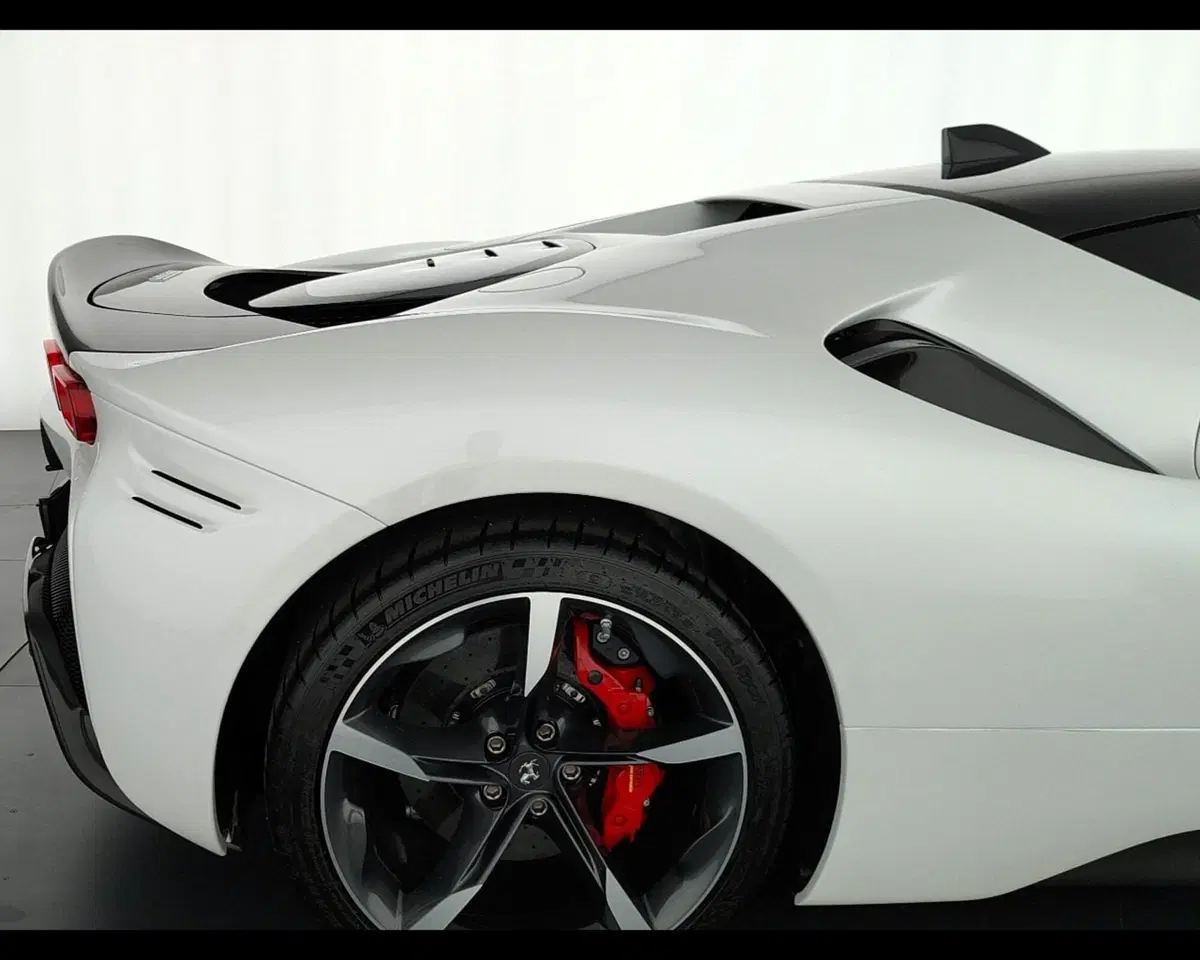 Ferrari SF90 Coupé usata a Verona (16)